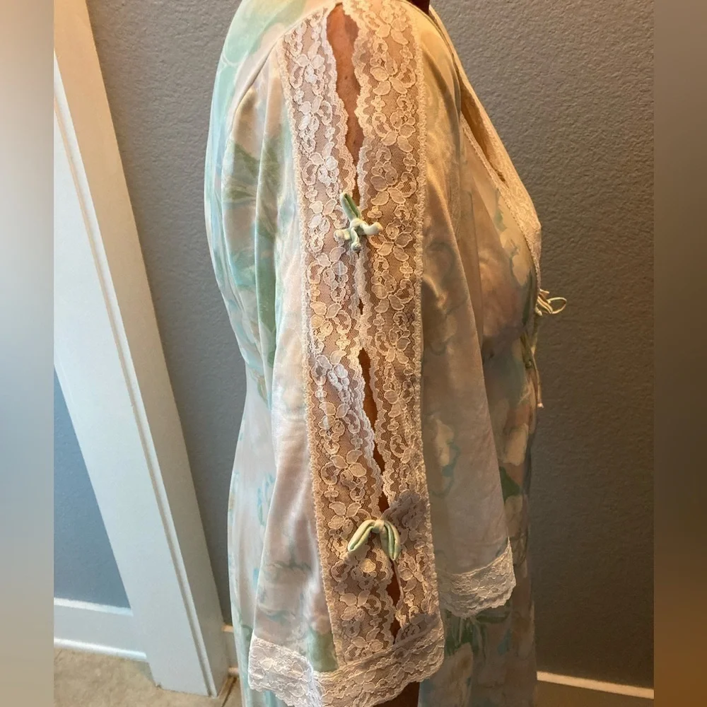 2 Piece Vintage CHEVETTE Nightgown Robe Floral Size M/L ILGWU